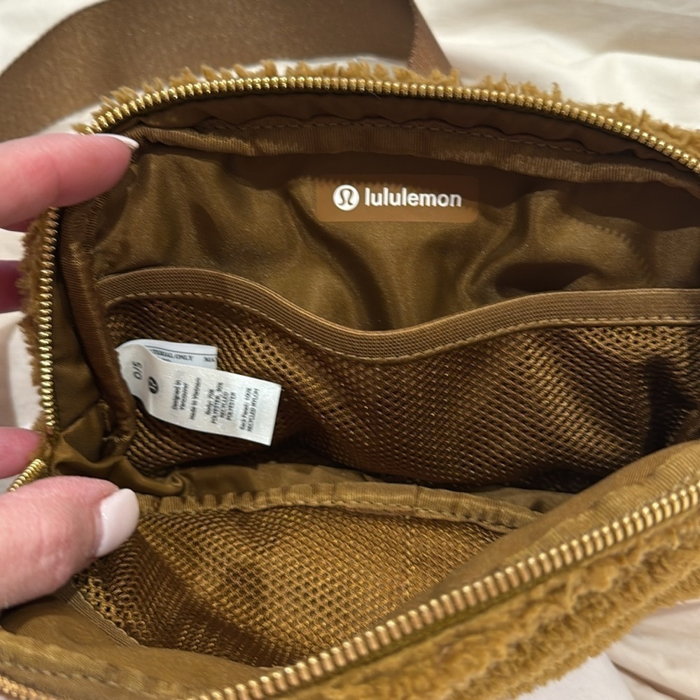 Lululemon Sherpa waist bag fanny pack - Picture 3 of 4